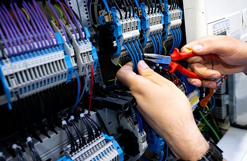 In der Industrie berichten weniger Firmen über Fachkräftemangel (Archivbild) - © Sven Hoppe/Deutsche Presse-Agentur GmbH/dpa