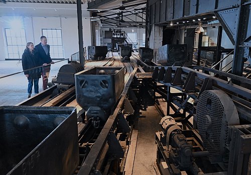 Blick in die Hängebank in der «Kohlewelt - Museum Steinkohlenbergbau Sachsen» in Oelsnitz. Die neue Dauerausstellung bietet eine Entdeckungsreise durch die Geschichte des sächsischen Steinkohlenbergbaus. - © Hendrik Schmidt/dpa/dpa-tmn