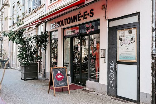 (Dé)boutonnées ist laut Mitgründerin Adèle Roy das erste offizielle Geschäft für gebrauchtes Sexspielzeug in Frankreich. - © Marius Bulling/dpa