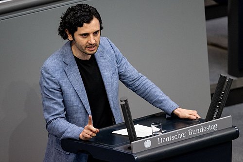 Hakan Demir (SPD) sagt: Deutschland muss sein Versprechen einlösen. (Archivbild) - © Fabian Sommer/dpa
