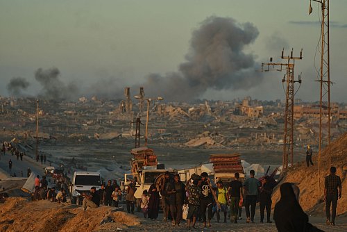 Nach fast zwei Jahren Krieg im Gazastreifen ist die humanitäre Lage in dem abgeriegelten Küstenstreifen katastrophal. - © Jehad Alshrafi/AP/dpa