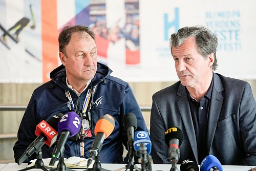 Krisenmanagement bei der Fis: Rennleiter Pertile und Generalsekretär Vion. - © Terje Bendiksby/NTB/dpa