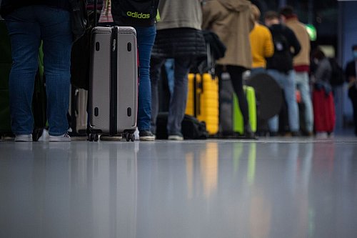Neue Regelungen ermöglichen Rückerstattungen oder Umbuchungen für Flüge in, aus oder innerhalb der USA, unabhängig von der Ursache. - © Sebastian Gollnow/dpa/dpa-tmn