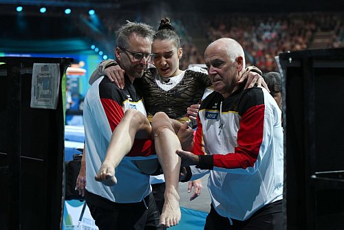 Drama in Leipzig: Helen Kevric stürzt und muss aufgeben. - © Marijan Murat/dpa
