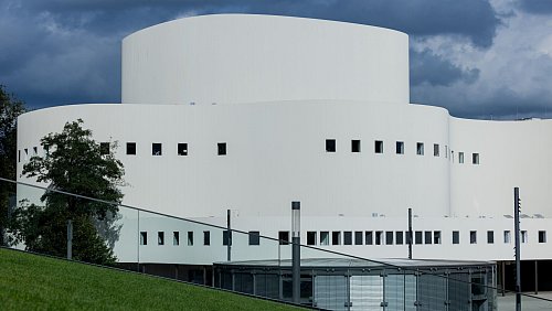 Das Schauspielhaus Düsseldorf ist eines der größten Sprechtheater im deutschsprachigen Raum. - © Rolf Vennenbernd/dpa