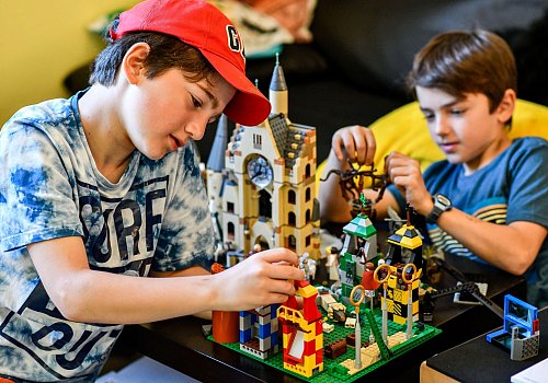 Auch Verantwortung übernehmen beim Spielen mit jüngeren Geschwistern, fördert Selbstständigkeit. - © Kirsten Neumann/dpa-tmn