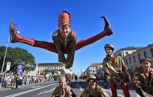 Beim Trachtenumzug am Sonntag waren auch Moriskentänzer dabei. - © Karl-Josef Hildenbrand/dpa