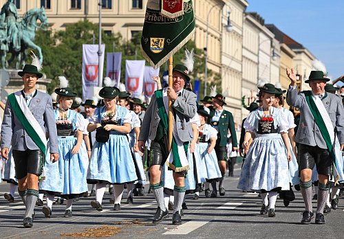 Traumhaftes Wetter, fesche Trachten - der Tag zwei des Oktoberfests. - © Karl-Josef Hildenbrand/dpa