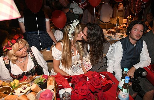 Heidi Klum und Tom Kaulitz knutschen im Käferzelt. - © Felix Hörhager/dpa