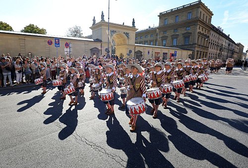 Der Trachten- und Schützenumzug ist ein traditionelles Element des Oktoberfests. - © Karl-Josef Hildenbrand/dpa