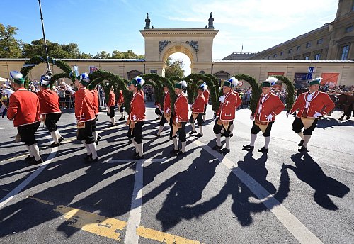 Eine Schefflergruppe beim Trachtenumzug in München. - © Karl-Josef Hildenbrand/dpa