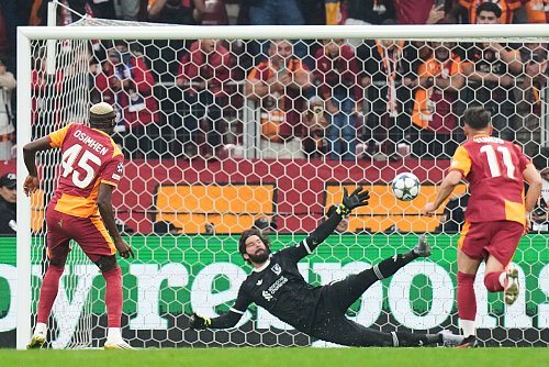 Victor Osimhen sorgte für die Führung von Galatasaray gegen Liverpool. - © Francisco Seco/AP/dpa
