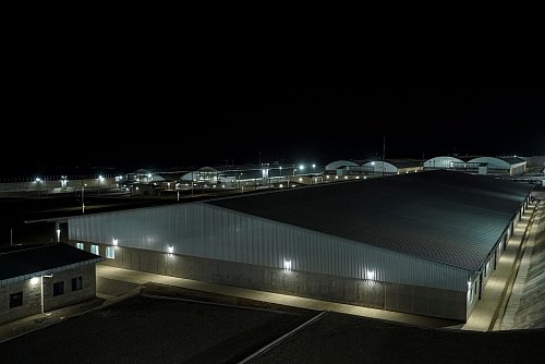 Das Mega-Gefängnis wurde vor zwei Jahren eröffnet. (Archivbild) - © Camilo Freedman/dpa