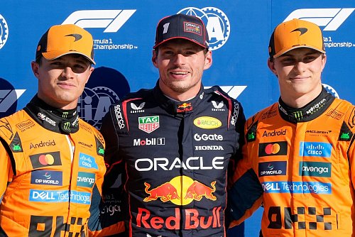 Das Momentum ist klar bei Max Verstappen (M). (Archivbild) - © Luca Bruno/AP/dpa