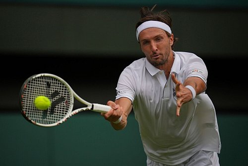 Arthur Rinderknech feiert einen unerwarteten Erfolg. - © Kin Cheung/AP/dpa