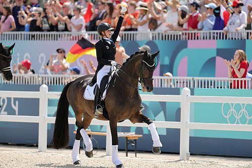 Jessica von Bredow-Werndl setzt nach viermal Gold mit Dalera auf ein neues Pferd. - © Rolf Vennenbernd/dpa