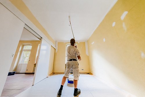 Streichen wie die Profis - ein hochwertiger Streichroller mit Verlängerungsstab erleichtert die Arbeit. - © Markus Scholz/dpa-tmn