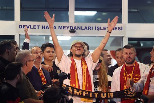 Leroy Sané freut sich auf seine Zeit bei Galatasaray Istanbul - © Murat Akbas/dpa