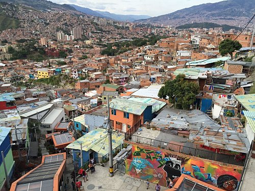 Rolltreppen und Seilbahnen verbinden die Armenviertel mit dem Zentrum von Medellín. - © Christina Horsten/dpa/dpa-tmn