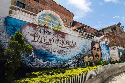 Wandgemälde am Eingang des «Pablo Escobar-Viertels»: Der «Patrón» ist in der Stadt noch immer allgegenwärtig. - © Daniel Romero/dpa/dpa-tmn