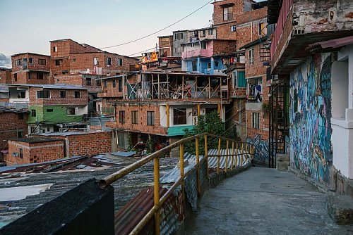 Das Viertel Comuna 13 lässt sich auf Touren entdecken - ein wenig Narco-Folklore inklusive. - © Philipp Laage/dpa-tmn