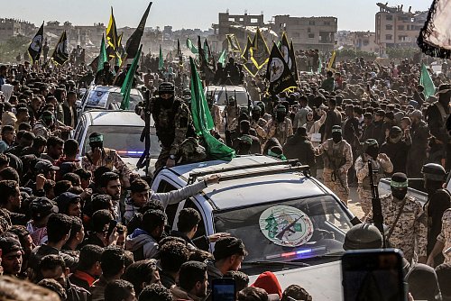 Bei der kürzlichen Übergabe von Geiseln kam es zu chaotischen Szenen. - © Abed Rahim Khatib/dpa