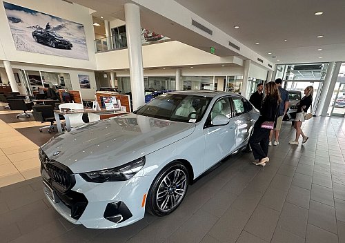 BMW konnte in den ersten drei Jahresmonaten in den USA ebenfalls Fahrt aufnehmen. (Archivbild) - © David Zalubowski/AP/dpa