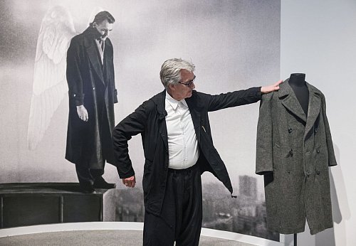 Der Mantel von Bruno Ganz aus «Der Himmel über Berlin» ist ein Höhepunkt der Ausstellung. - © Oliver Berg/dpa