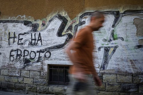 «Nein zum Euro» steht auf diesem Graffito an einer Wand in der Hauptstadt Sofia. - © Valentina Petrova/AP/dpa
