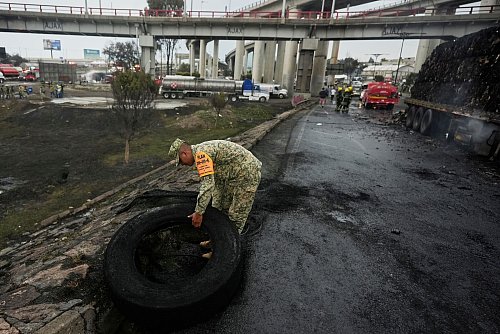18 Fahrzeuge gerieten in Brand. - © Fernando Llano/AP/dpa