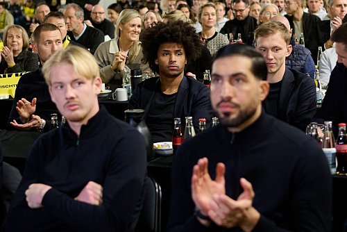 Karim Adeyemi (m.) bei der Mitgliederversammlung des BVB. - © Bernd Thissen/dpa