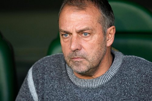 Hansi Flick muss beim FC Barcelona womöglich künftig auf Dani Olmo verzichten. - © Jose Breton/AP/dpa