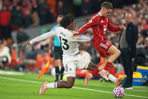 Kam gegen Manchester United erneut nur von der Bank: Liverpools Florian Wirtz (r). - © Ian Hodgson/AP/dpa