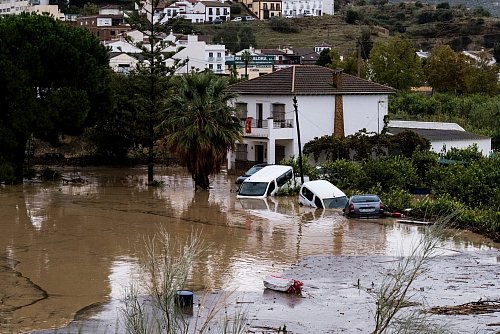 In Álora unweit von Málaga, wo auch diese Autos Schaden nahmen, geriet ein Schnellzug aus den Gleisen. - © Gregorio Marrero/AP