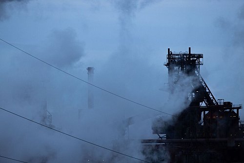 Mit dem Stellenabbau reagiert das mehrheitlich dem Industriekonzern Thyssenkrupp gehörende Unternehmen auf die Nachfrageschwäche am Stahlmarkt. (Archivbild) - © Rolf Vennenbernd/dpa