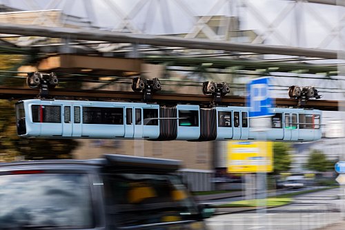 Die Schwebebahn windet sich durch das dicht bebaute Tal der Wupper. (Archivbild) - © Rolf Vennenbernd/dpa