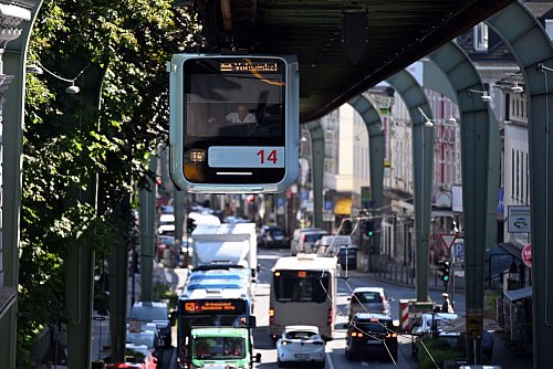 An einigen Stellen führt die Schwebebahntrasse über Straßen. Große Teile der Trasse sind direkt über der Wupper gebaut. (Archivbild) - © Federico Gambarini/dpa