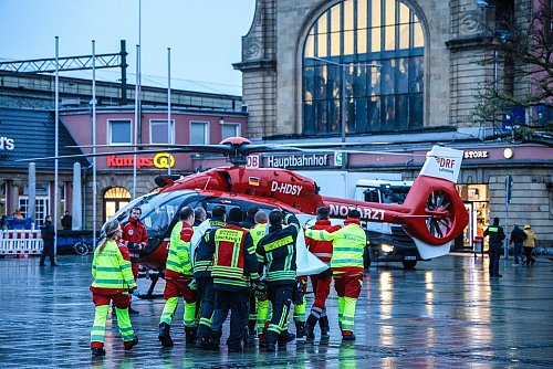 Mit dem Hubschrauber kam der Elfjährige in eine Klinik. - © Alex Talash/dpa