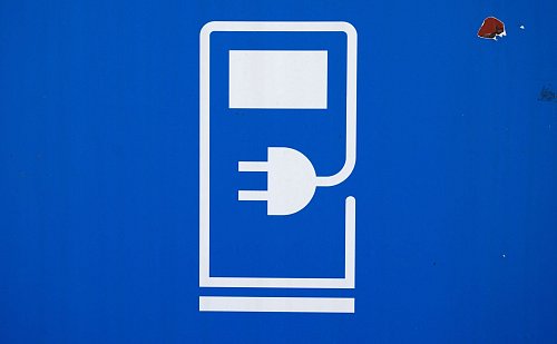 Der VDA fordert mehr Tempo beim Ausbau der Ladeinfrastruktur. (Archivbild) - © Sven Hoppe/dpa