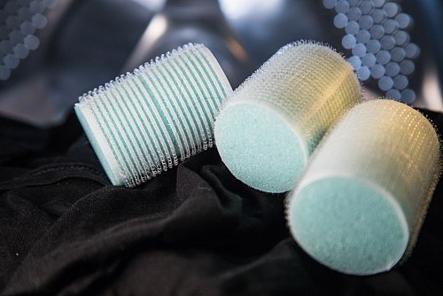 Nach der Wäsche haften die von Textilien stammenden Haare an den Lockenwicklern. - © Christin Klose/dpa-tmn