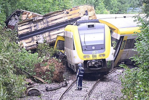 Der entgleiste Zug ist noch an der Unfallstelle. - © Bernd Weißbrod/dpa
