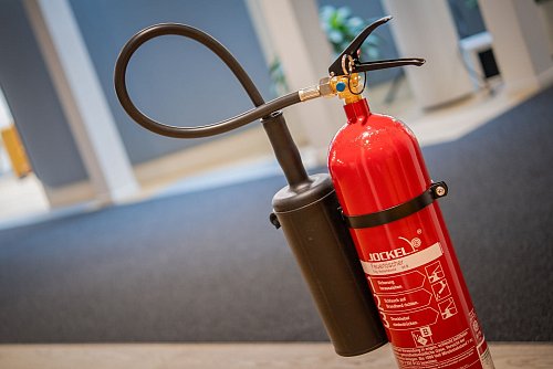 Je nachdem welches Material brennt, wird ein bestimmtes Löschmittel benötigt - bevor man einen Feuerlöscher verwendet, sollte man sich mit den Unterschieden auseinandersetzen. - © Nico Tapia/dpa-tmn