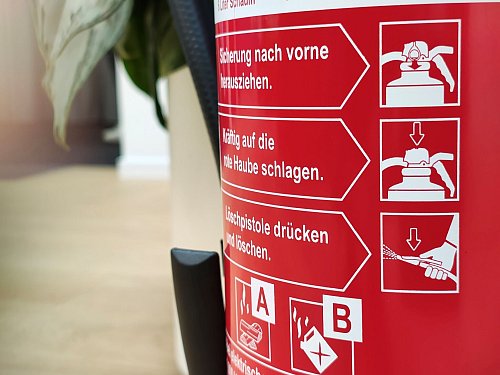 Die Piktogramme auf dem Feuerlöscher geben Auskunft zur jeweiligen Brandklasse sowie Hinweise zur Handhabung. - © Isabelle Modler/dpa-tmn