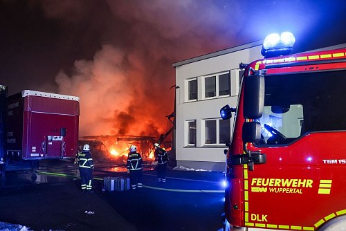 Teile der zerstörten Lagerhalle stürzten ein. - © Christoph Reichwein/dpa
