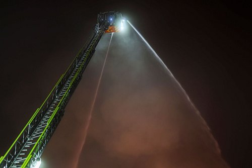 Von einer Drehleiter versuchte die Feuerwehr, den Brand zu löschen. - © Christoph Reichwein/dpa