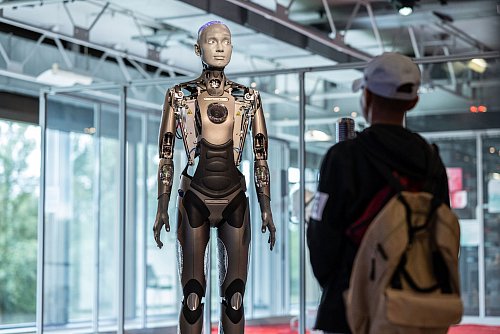 Die Kommunikation mit Besuchern wirkt dem Museum zufolge recht natürlich. - © Guido Kirchner/dpa
