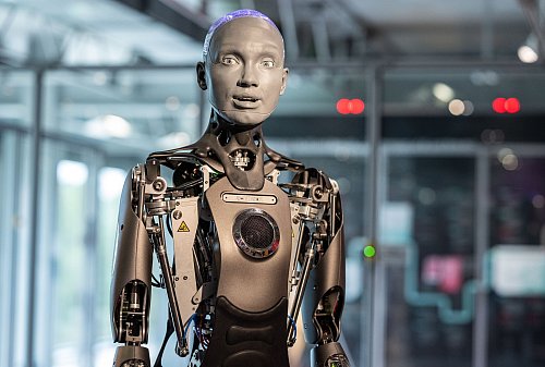 Mit Hilfe des KI-Sprachtools ChatGPT funktionieren bei Ameca praktisch alle Sprachen. - © Guido Kirchner/dpa