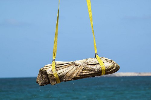 Kopflose Statue aus dem Mittelmeer. Ägypten setzt auf Kulturtourismus und vermarktet antike Funde bei Presseterminen. - © Gehad Hamdy/dpa