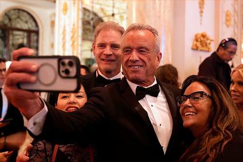 Mit dabei war Robert F. Kennedy Jr., der Trumps Gesundheitsminister werden soll. - © Alex Brandon/AP/dpa