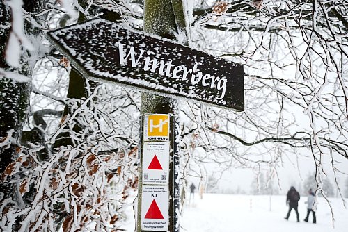 Wer den Schnee bei einer Wanderung erleben möchte, müsse schnell sein. - © Bernd Thissen/dpa